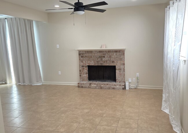 Building Photo - 48 Carriage Ln