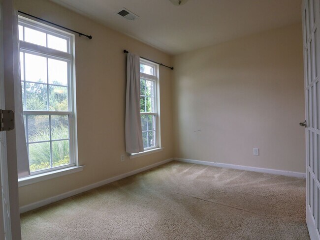 Foto del edificio - 4BR Corner Townhome in West Broad Village