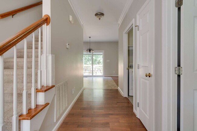 Foto del edificio - Charming 4-Bed Home with Fenced-in Backyard in Leesville District