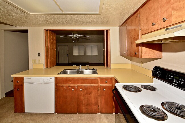 Foto del edificio - 2 bedroom 1.5 bath with a carport & backyard