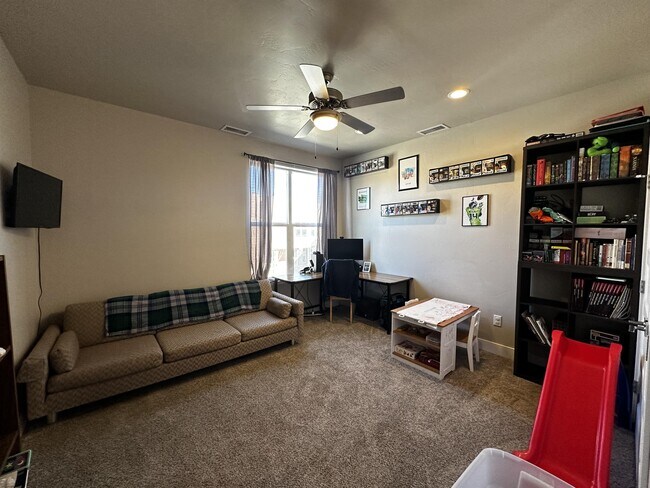 Building Photo - 1002 Dezi Dr