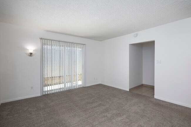 Foto del edificio - 1 Bedroom in Carlsbad with Parking and Pri...
