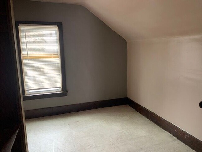 Building Photo - 3 Bedroom 1 Bath Home