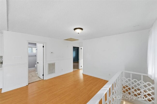 Foto del edificio - 1051 Cox Mill Rd