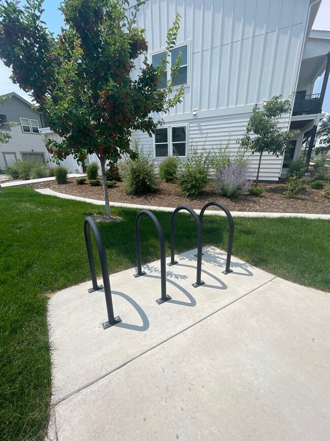 Building Photo - Luxury Condo - Water, Sewer, Basic Internet Included!