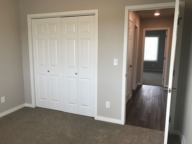 Building Photo - Single family 5 bedroom home