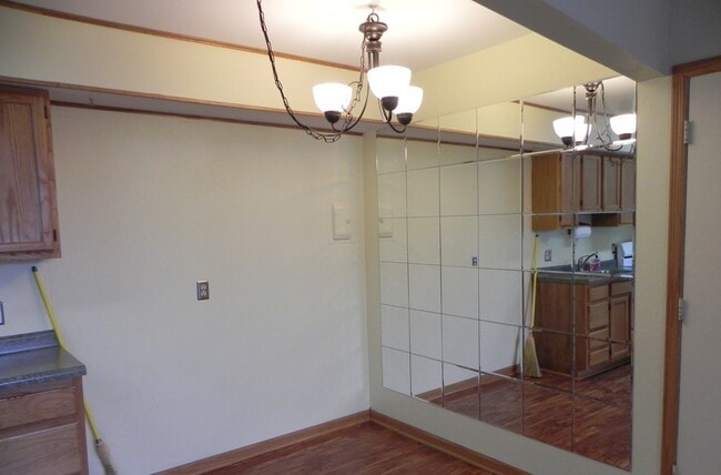 Building Photo - 125 Twin Oaks Dr