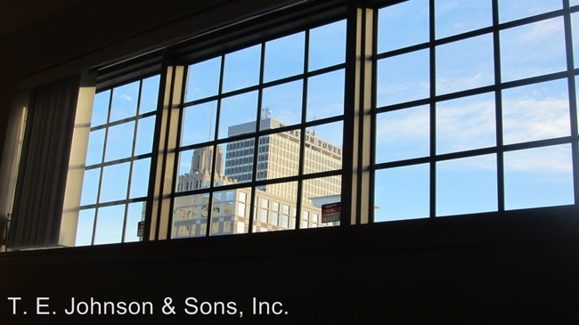 Building Photo - 511 N Cherry St