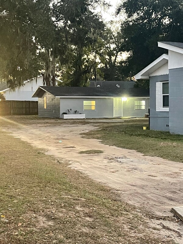 Foto del edificio - 1335 E Bay St