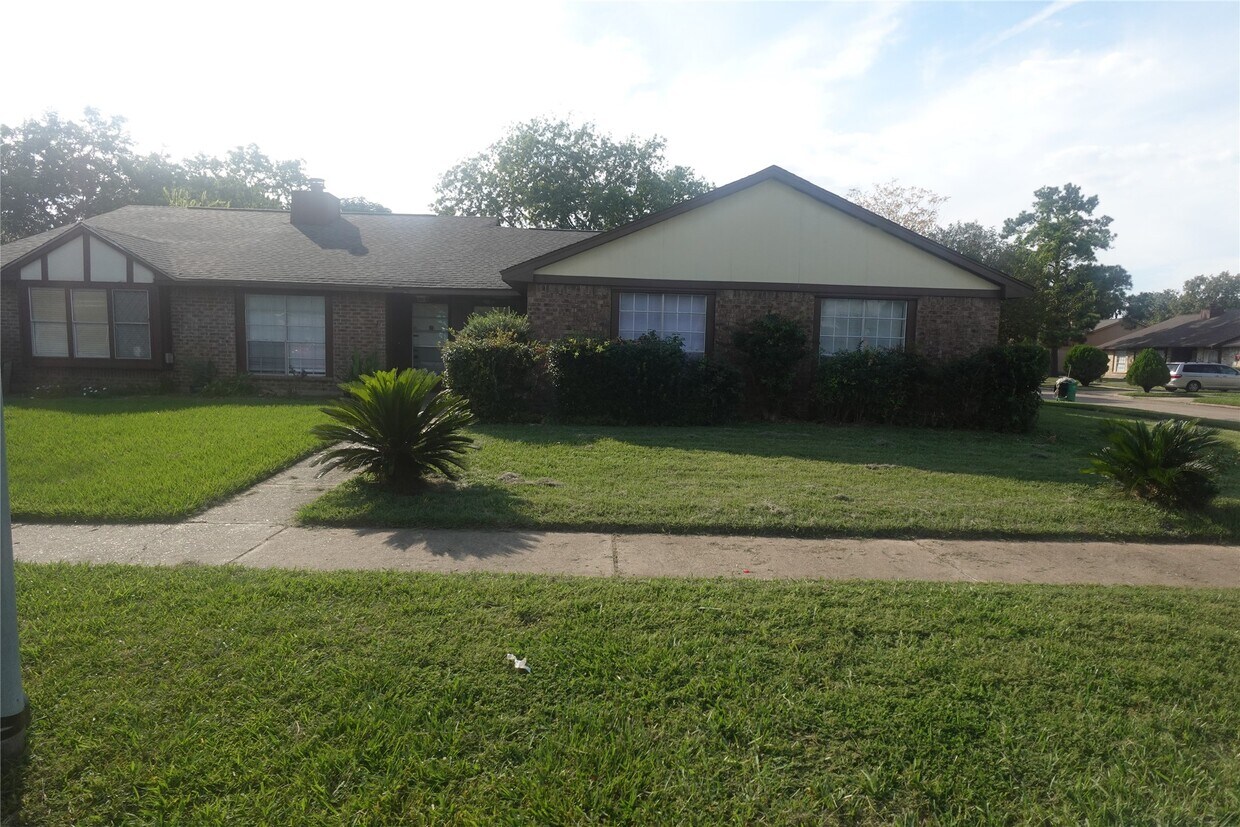 Foto principal - 3351 Deermoss Dr