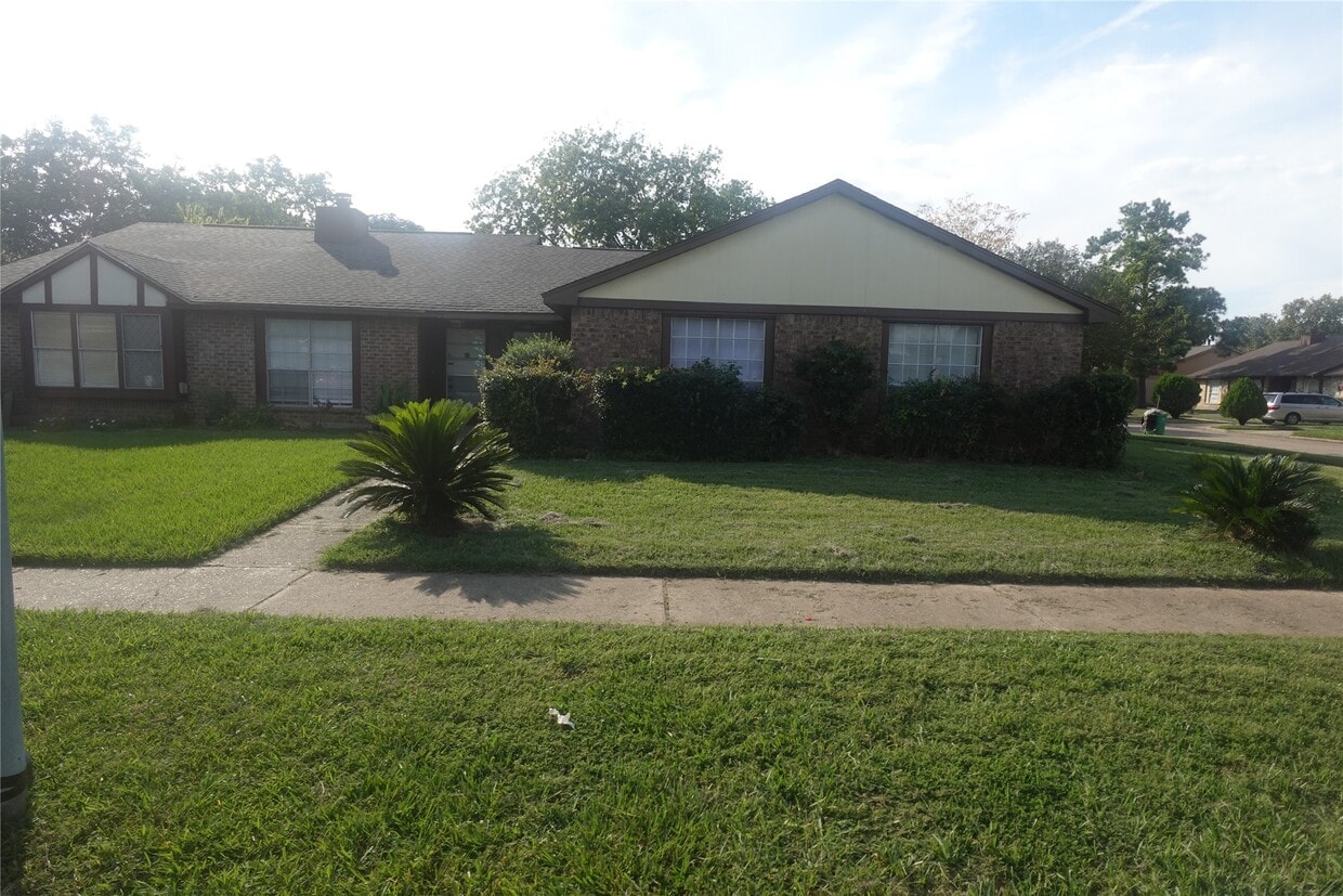 Primary Photo - 3351 Deermoss Dr