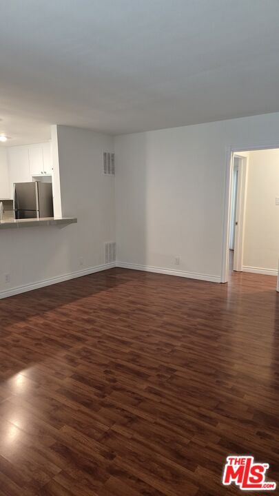 Foto del edificio - 350 S Hobart Blvd
