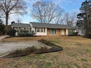 Building Photo - 1122 Maple Dr