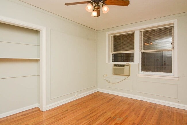 Building Photo - 823 W Wolfram St