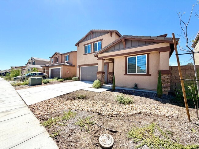 Foto del edificio - Modern 4 Bedroom 3 Bathroom Living with INCLUDED Solar & Entertainer’s Backyard