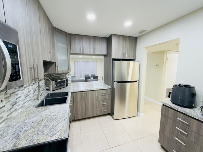 Building Photo - 5545 W Lakewood Cir