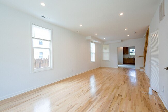 Building Photo - Amazing 5 BR/5.5 BA Single-Family Home in ...