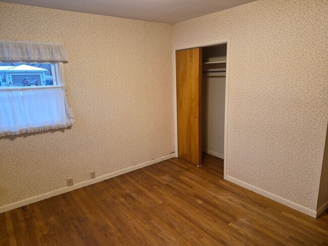 Foto del edificio - Charming 2-Bedroom Home with Bonus Room & Large Yard