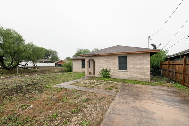 Building Photo - 3-BEDROOM HOME IN LOMA PARK