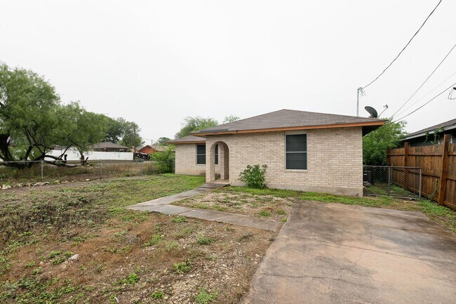 Foto del edificio - 3-BEDROOM HOME IN LOMA PARK