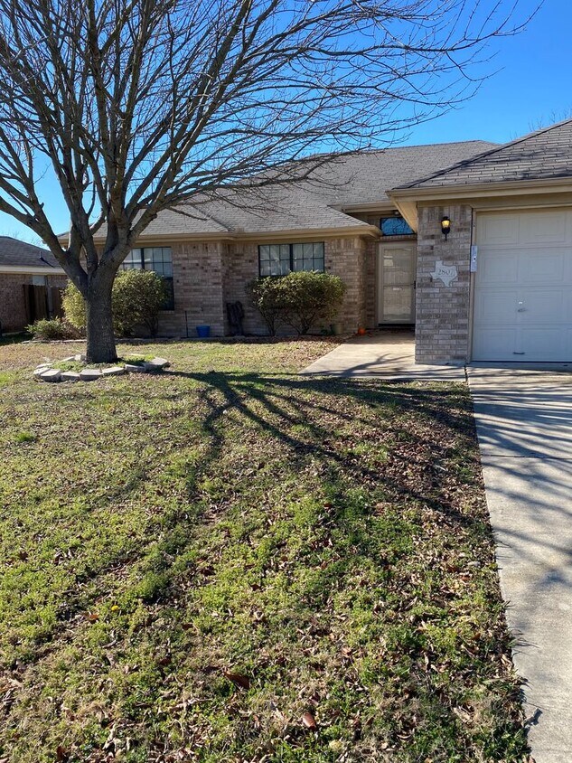 Foto del edificio - GORGEOUS 3 BED/ 2 BATH HOME IN HOUSE CREEK...