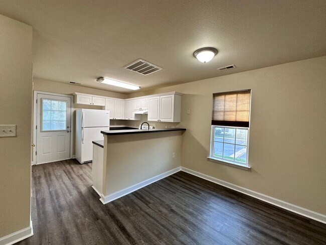 Foto del edificio - Exclusively Offered by Muse Realty, LLC