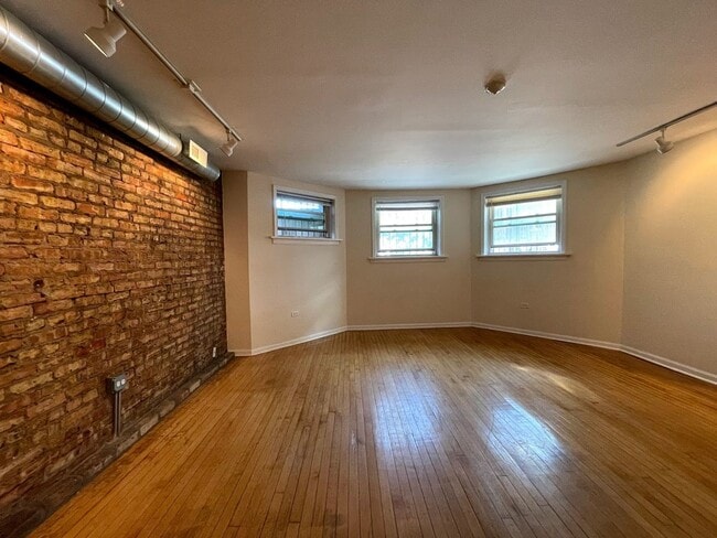 Building Photo - 4114 N Clarendon Ave