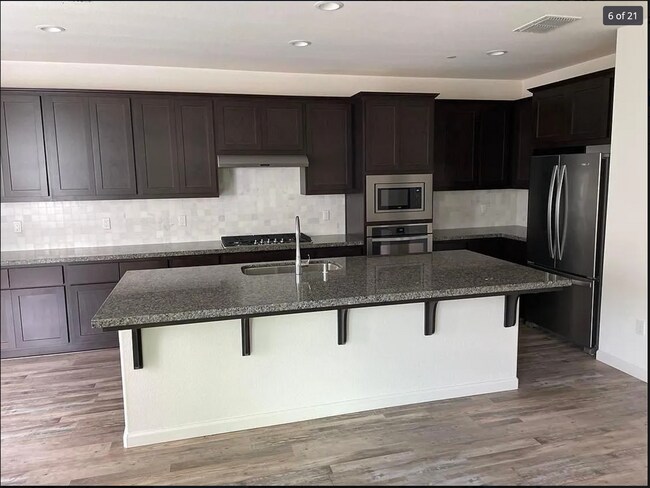 Foto del edificio - 4209 Perennial Pl