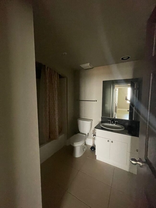 Building Photo - You have to see this View!  3 bedroom 2 bath condo @ The Waverly!