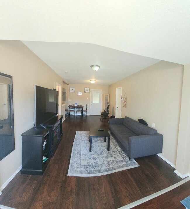 Foto del edificio - 3Bdrm Affordable, Quiet and Washer-Dryer Inside!