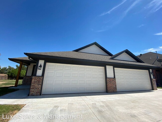 Building Photo - 3 br, 2 bath House - 5220 Oakwood Villas C...