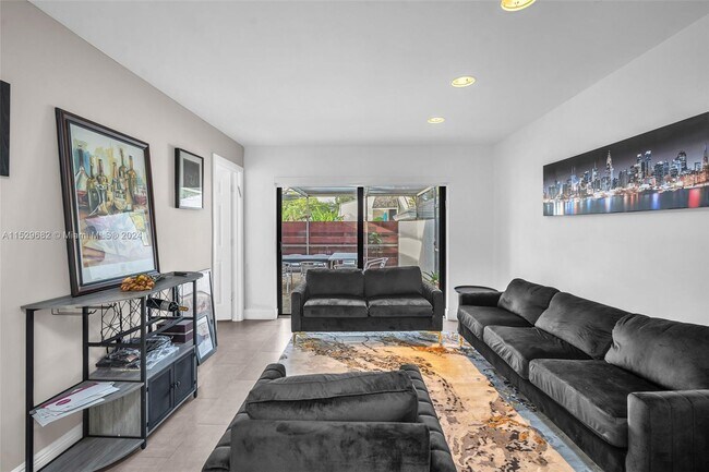 Building Photo - 3021 Oaktree Ln