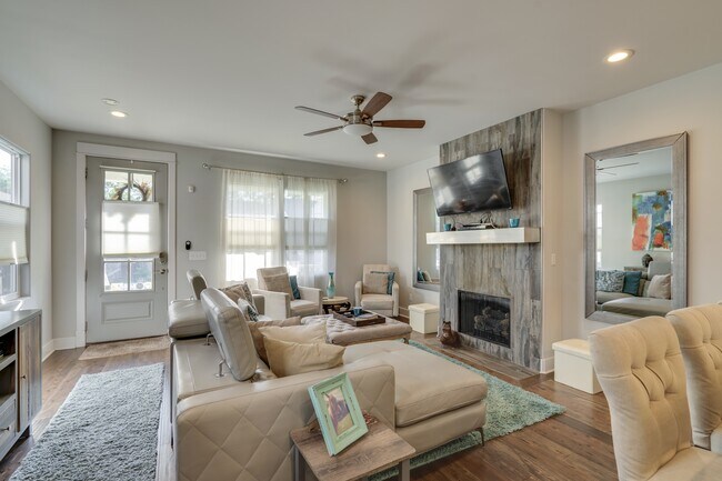 Sala de estar con chimenea, Smart TV, persianas de arriba hacia abajo y de abajo hacia arriba - 1922 14th Ave N