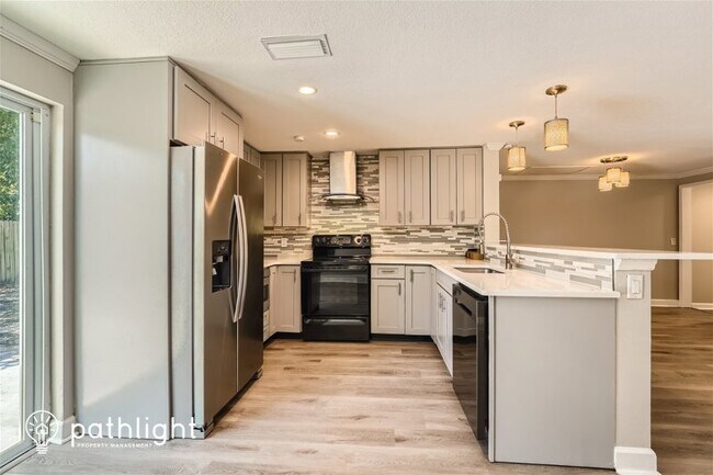 Building Photo - 1090 16Th Avenue SW