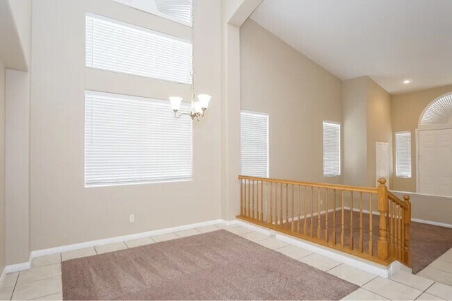 Foto del edificio - 915 Golden Poppy St
