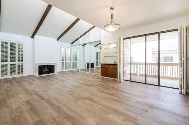 Foto del edificio - 11805 Mayfield Ave