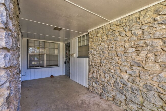 Building Photo - 612 N Sweetgum Ave