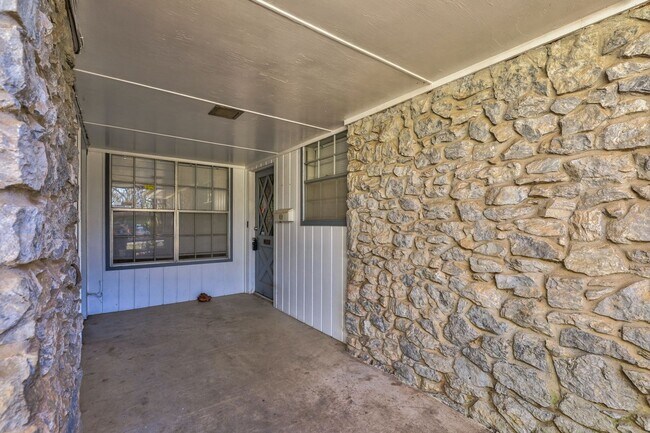 Foto del edificio - 612 N Sweetgum Ave