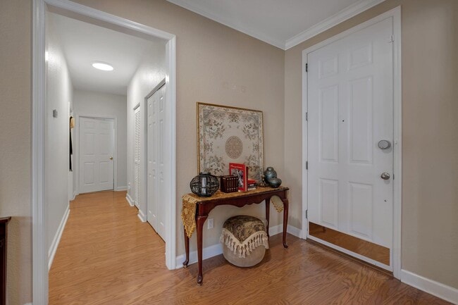 Building Photo - 2119 Fernleigh Dr