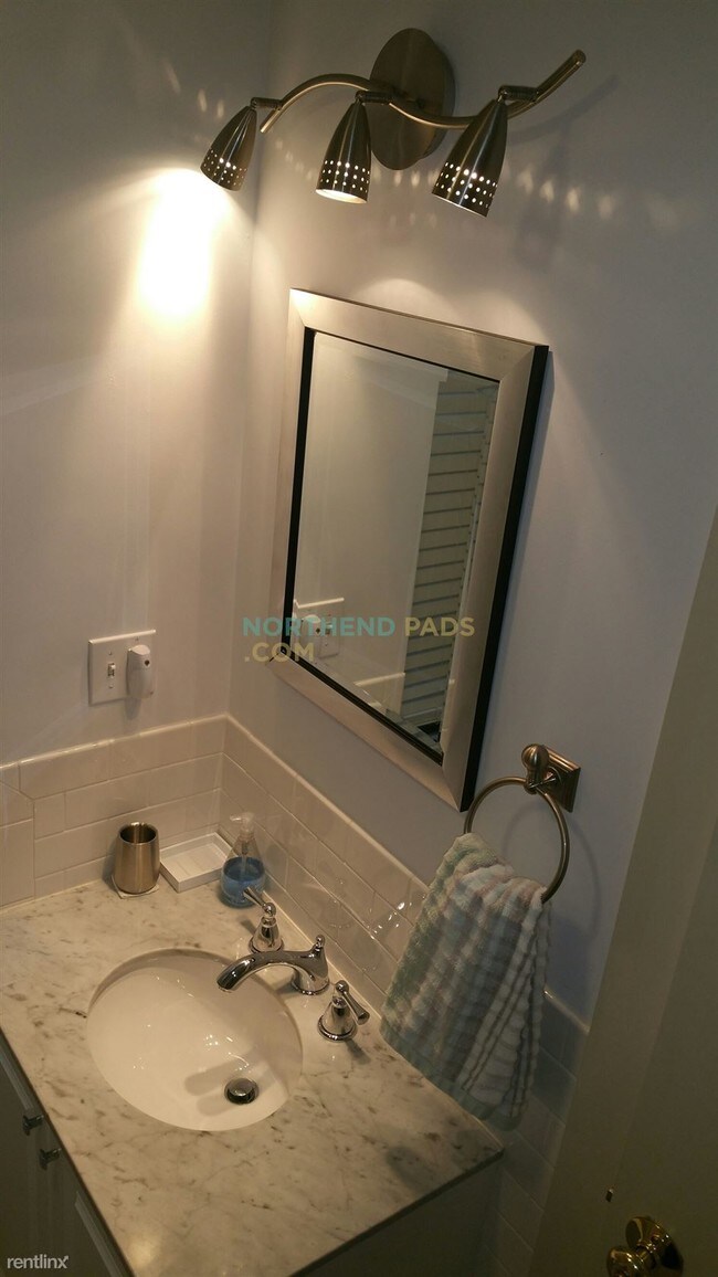 Building Photo - 471 Hanover St