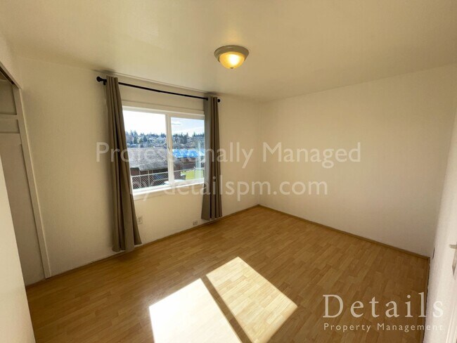 Building Photo - 116 Oak St