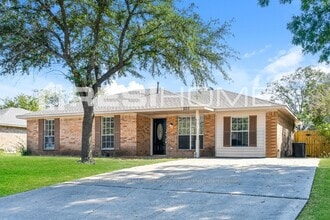 Building Photo - 220 Milas Ln