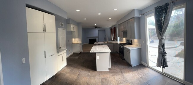 Foto del edificio - Even Better in Person - 4 bedroom + Office / 3 Bathroom Corona Home