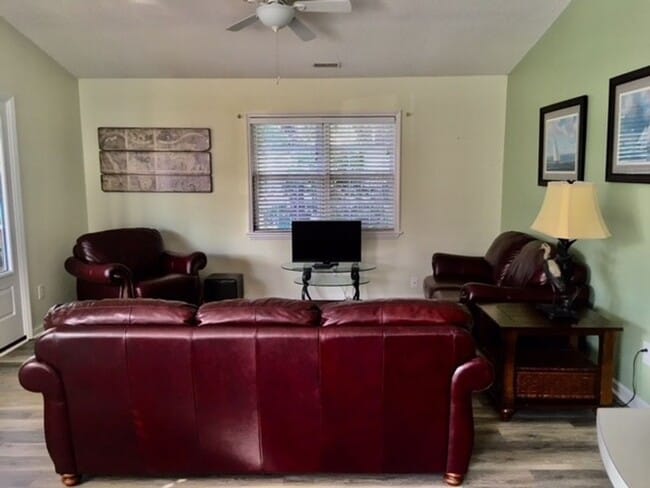 Building Photo - 422 Holly St