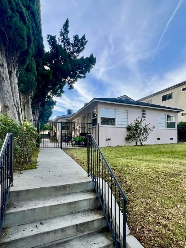 Building Photo - 429 E Cedar Ave