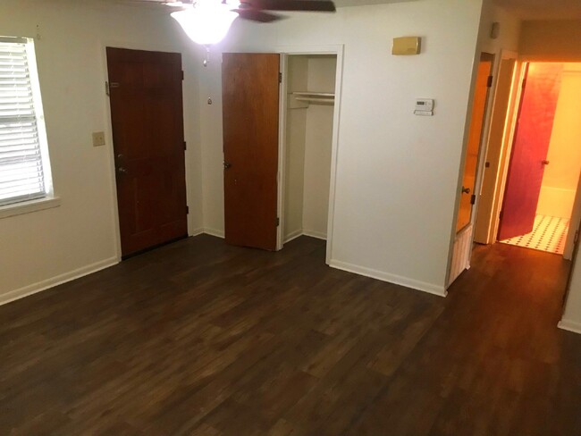 Building Photo - 2 Bed 1 bath apartment