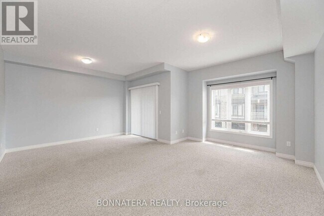 Photo du bâtiment - 7 Lakefront Dr