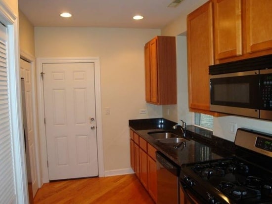  - 2118-2122 W Arthur Ave