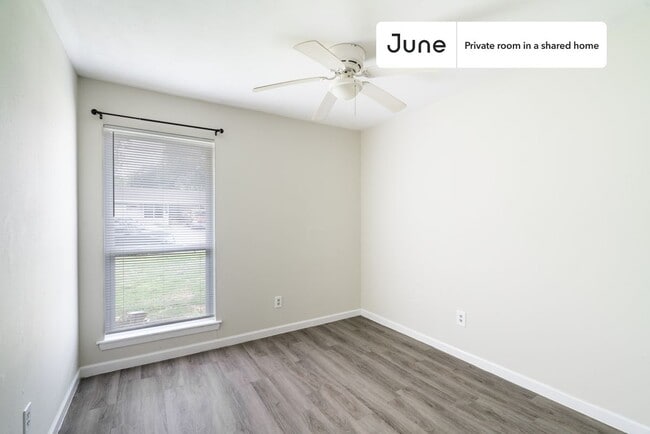 Building Photo - Private bedroom in 3 bed/1.5 bath Home