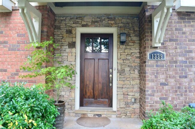 Foto del edificio - 1339 Oakview Rd